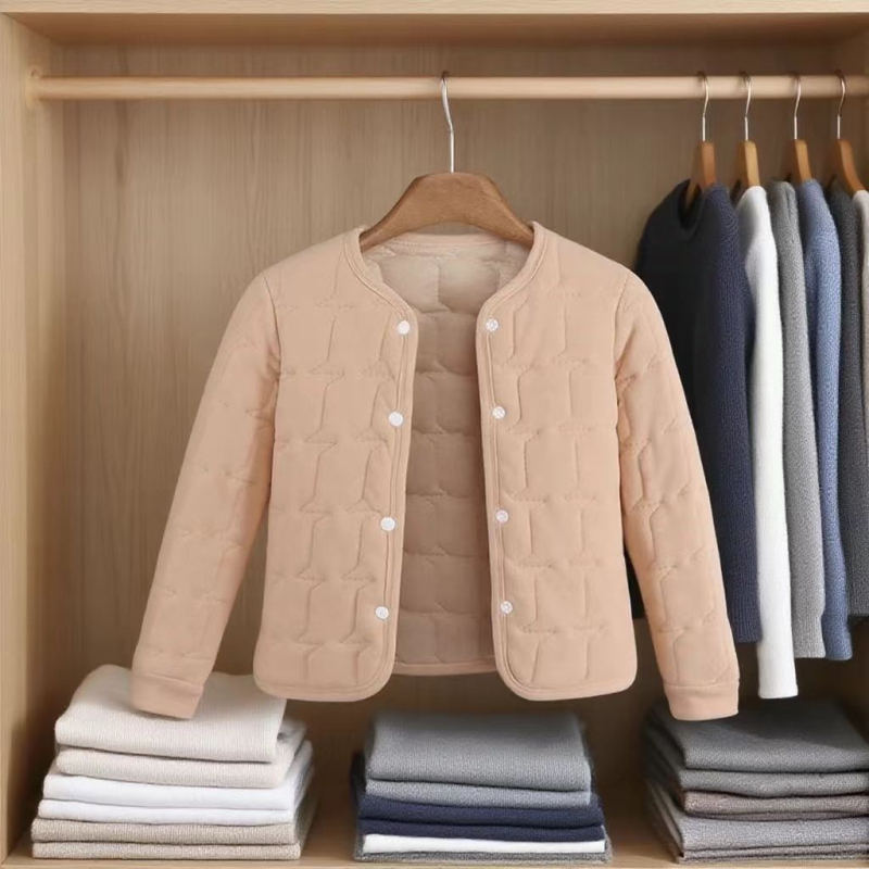 Geacă căptușită din bumbac cu umplutură din mătase-pamuc, țesătură catifelată de mătase, guler rotund, închidere cu nasturi pe un rând, lungime obișnuită, pentru femei adulte