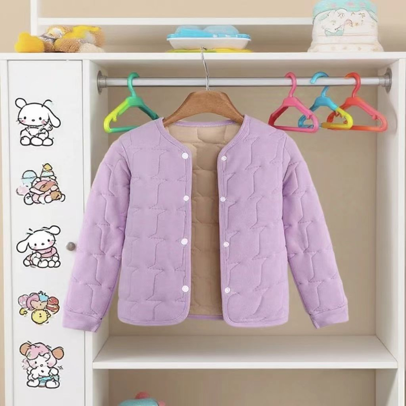 Geacă căptușită din bumbac cu umplutură din mătase-pamuc, țesătură catifelată de mătase, guler rotund, închidere cu nasturi pe un rând, lungime obișnuită, pentru femei adulte