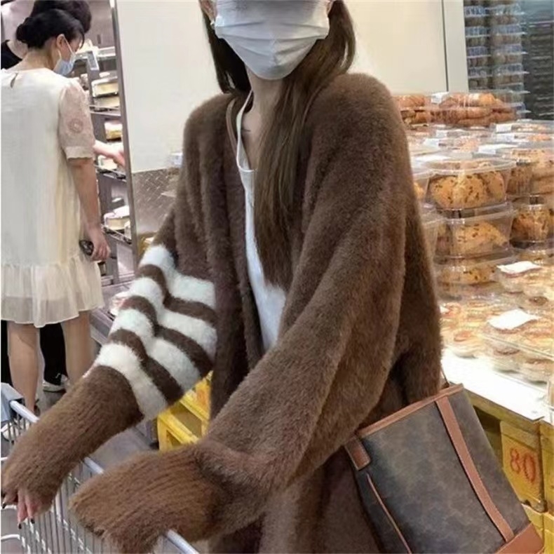 Koreai stílusú kardigán V-nyakú, poliészter anyag, lazább szabás, közepes hosszúságú