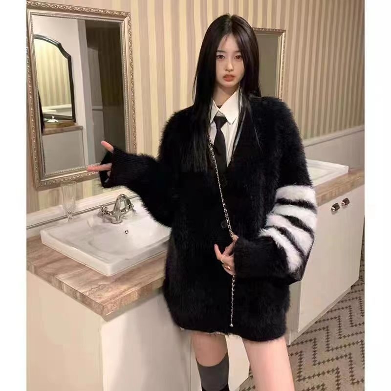 Koreai stílusú kardigán V-nyakú, poliészter anyag, lazább szabás, közepes hosszúságú