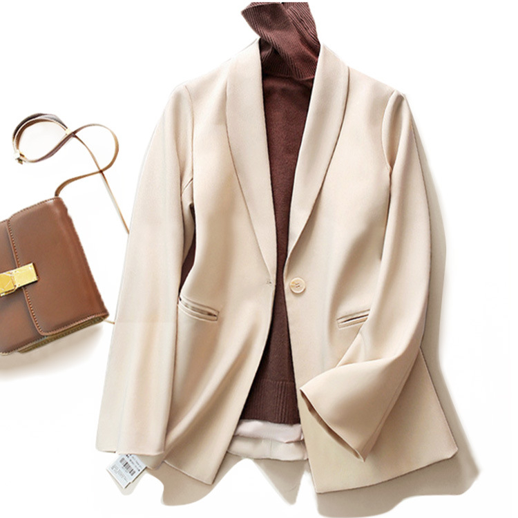 Női gyapjú–viszkóz keverékből készült slim-fit öltönydzseki, egygombos záródás, hosszú ujjú, ősz 2025