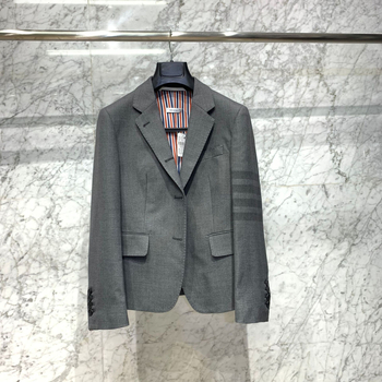 Costum din lână, model patru benzi, croială slim, guler de costum, mâneci lungi, căptușeală din mătase