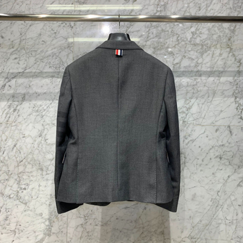 Costum din lână, model patru benzi, croială slim, guler de costum, mâneci lungi, căptușeală din mătase