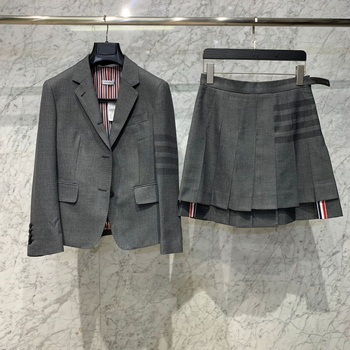 Costum din lână, model patru benzi, croială slim, guler de costum, mâneci lungi, căptușeală din mătase