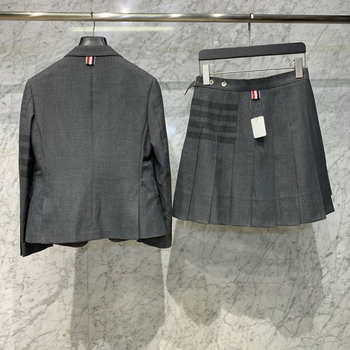 Costum din lână, model patru benzi, croială slim, guler de costum, mâneci lungi, căptușeală din mătase