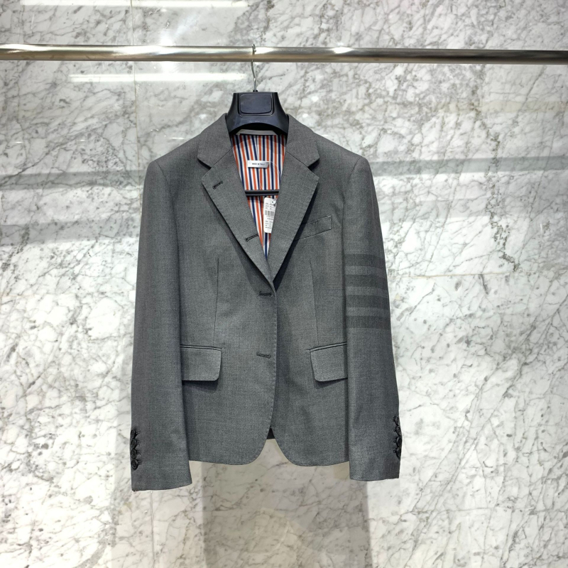 Costum din lână, model patru benzi, croială slim, guler de costum, mâneci lungi, căptușeală din mătase