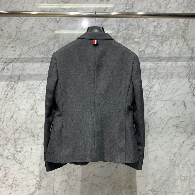 Costum din lână, model patru benzi, croială slim, guler de costum, mâneci lungi, căptușeală din mătase