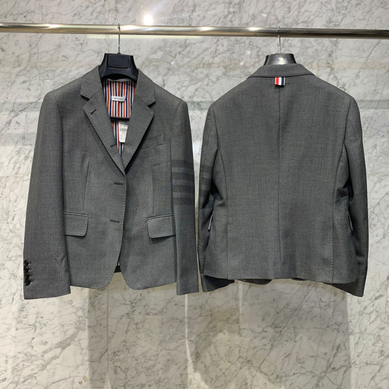 Costum din lână, model patru benzi, croială slim, guler de costum, mâneci lungi, căptușeală din mătase