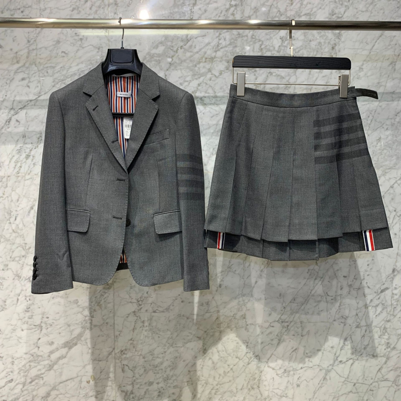 Costum din lână, model patru benzi, croială slim, guler de costum, mâneci lungi, căptușeală din mătase