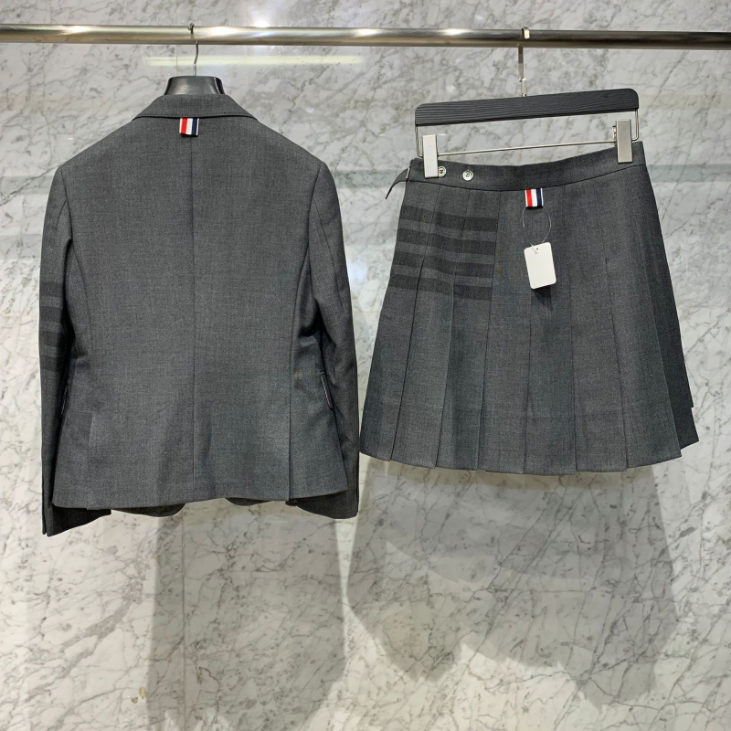 Costum din lână, model patru benzi, croială slim, guler de costum, mâneci lungi, căptușeală din mătase