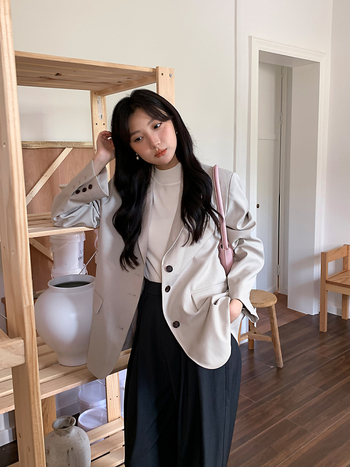 Középhosszú texturált blézer laza szabású, kosztüm-nyakú, egysoros záródás