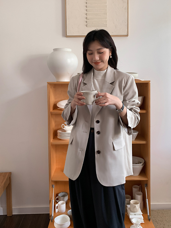 Középhosszú texturált blézer laza szabású, kosztüm-nyakú, egysoros záródás