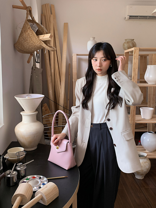 Középhosszú texturált blézer laza szabású, kosztüm-nyakú, egysoros záródás