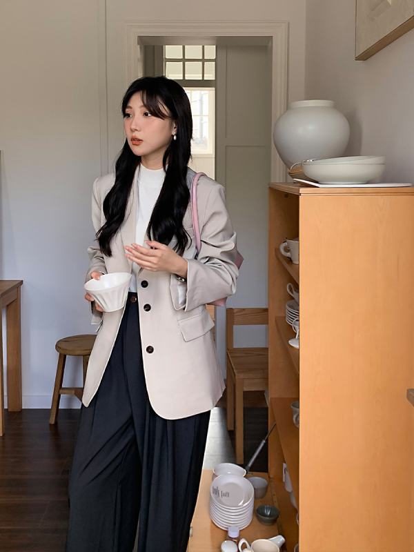 Középhosszú texturált blézer laza szabású, kosztüm-nyakú, egysoros záródás