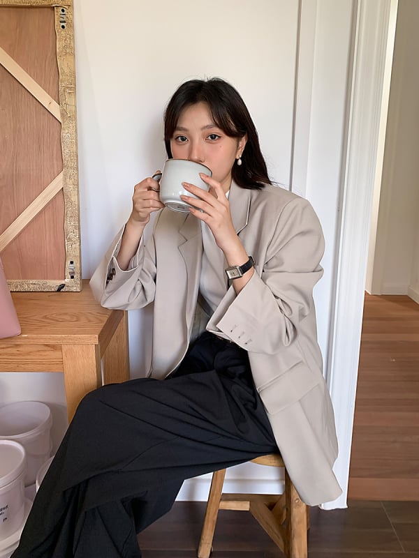 Középhosszú texturált blézer laza szabású, kosztüm-nyakú, egysoros záródás