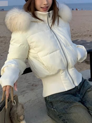 Levehető műszőrme galléros pehelykabát, karcsúsított fazon, kapucnival, elöl cipzárral, rövid hossz, poliészter anyag, fehér kacsa tollal töltött (51–55%)