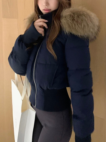 Levehető műszőrme galléros pehelykabát, karcsúsított fazon, kapucnival, elöl cipzárral, rövid hossz, poliészter anyag, fehér kacsa tollal töltött (51–55%)