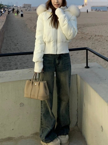 Levehető műszőrme galléros pehelykabát, karcsúsított fazon, kapucnival, elöl cipzárral, rövid hossz, poliészter anyag, fehér kacsa tollal töltött (51–55%)