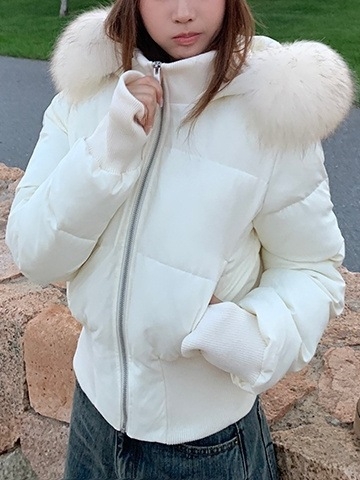 Levehető műszőrme galléros pehelykabát, karcsúsított fazon, kapucnival, elöl cipzárral, rövid hossz, poliészter anyag, fehér kacsa tollal töltött (51–55%)