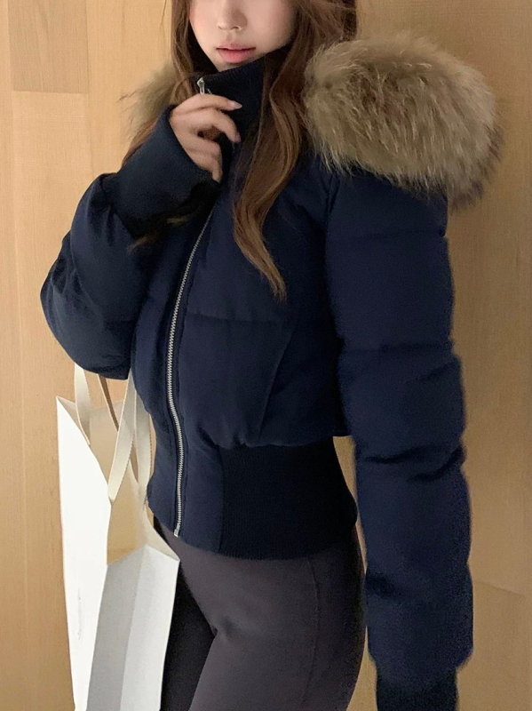 Levehető műszőrme galléros pehelykabát, karcsúsított fazon, kapucnival, elöl cipzárral, rövid hossz, poliészter anyag, fehér kacsa tollal töltött (51–55%)