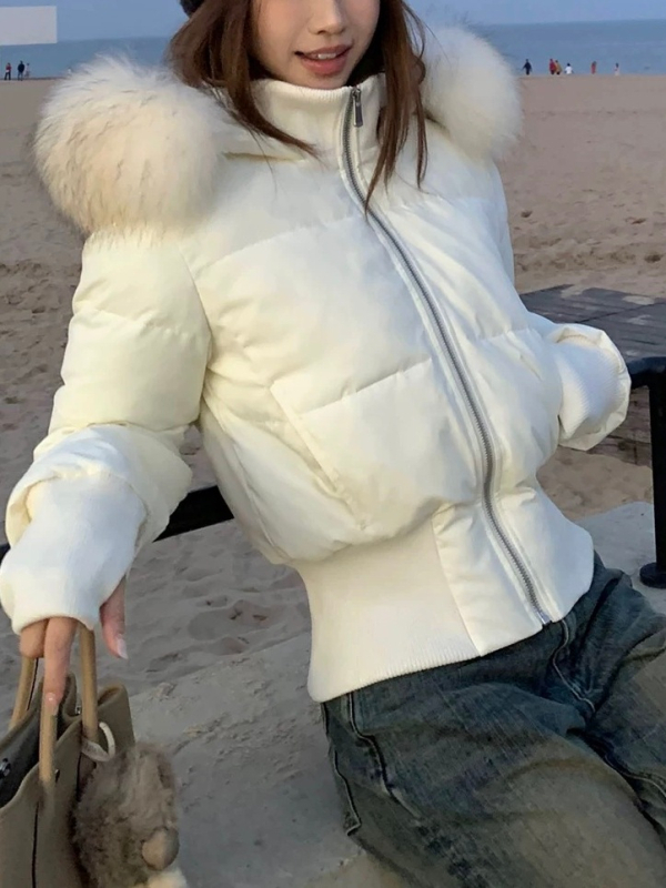 Levehető műszőrme galléros pehelykabát, karcsúsított fazon, kapucnival, elöl cipzárral, rövid hossz, poliészter anyag, fehér kacsa tollal töltött (51–55%)