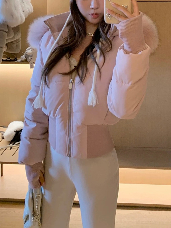 Levehető műszőrme galléros pehelykabát, karcsúsított fazon, kapucnival, elöl cipzárral, rövid hossz, poliészter anyag, fehér kacsa tollal töltött (51–55%)