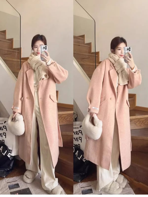 Ženski vuneni kaput, srednje duljine, opuštenog kroja, dvostruko kopčanje, ovratnik stila sakoa, dugi rukavi, ručno šiveno