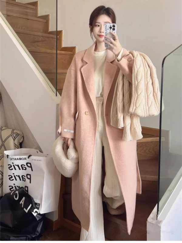 Ženski vuneni kaput, srednje duljine, opuštenog kroja, dvostruko kopčanje, ovratnik stila sakoa, dugi rukavi, ručno šiveno