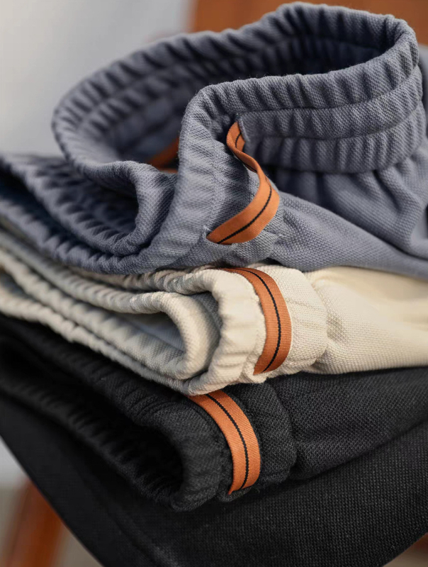 Férfi pamutkeverék rövidnadrág, 3/4 hosszú, elasztikus derékkal és húzózsinórral, laza szabású, háromdimenziós plisék