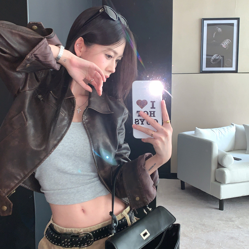 Női Slim-fit műbőrkabát polo gallérral és zipzáras záródással, megjelenés 2025 őszre