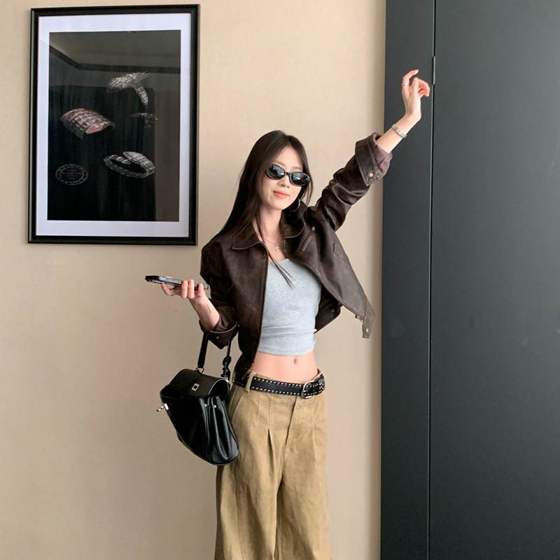 Női Slim-fit műbőrkabát polo gallérral és zipzáras záródással, megjelenés 2025 őszre