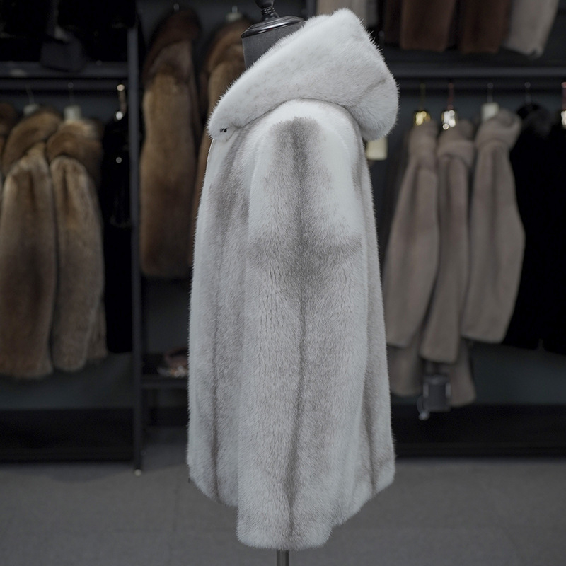 Férfi norkabőr kabát kapucnival, cipzárral, színblokkolt mintával.