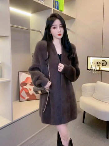 Cardigan din lână de miel, tricotat, croială lejeră, decolteu în V, lungime medie