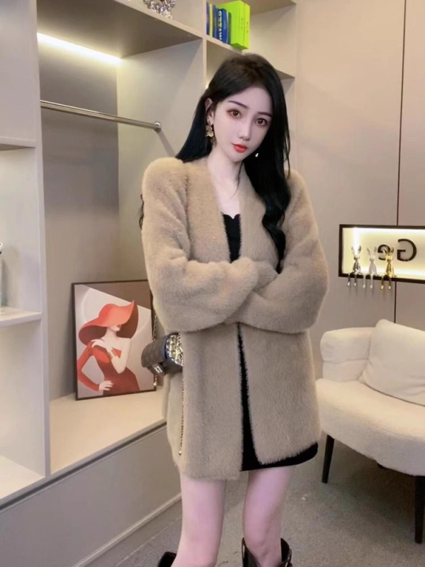 Cardigan din lână de miel, tricotat, croială lejeră, decolteu în V, lungime medie