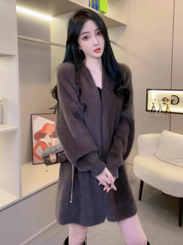 Cardigan din lână de miel, tricotat, croială lejeră, decolteu în V, lungime medie