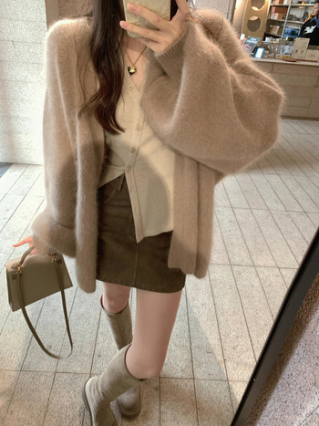 Ženski kardigan od imitacijskog mink velura - debeli pleteni materijal, srednja duljina, V-izrez, dugi rukavi, ležerni kroj