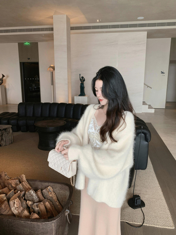 Ženski kardigan od imitacijskog mink velura - debeli pleteni materijal, srednja duljina, V-izrez, dugi rukavi, ležerni kroj