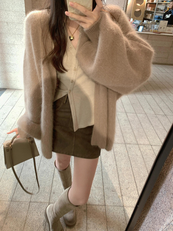 Ženski kardigan od imitacijskog mink velura - debeli pleteni materijal, srednja duljina, V-izrez, dugi rukavi, ležerni kroj