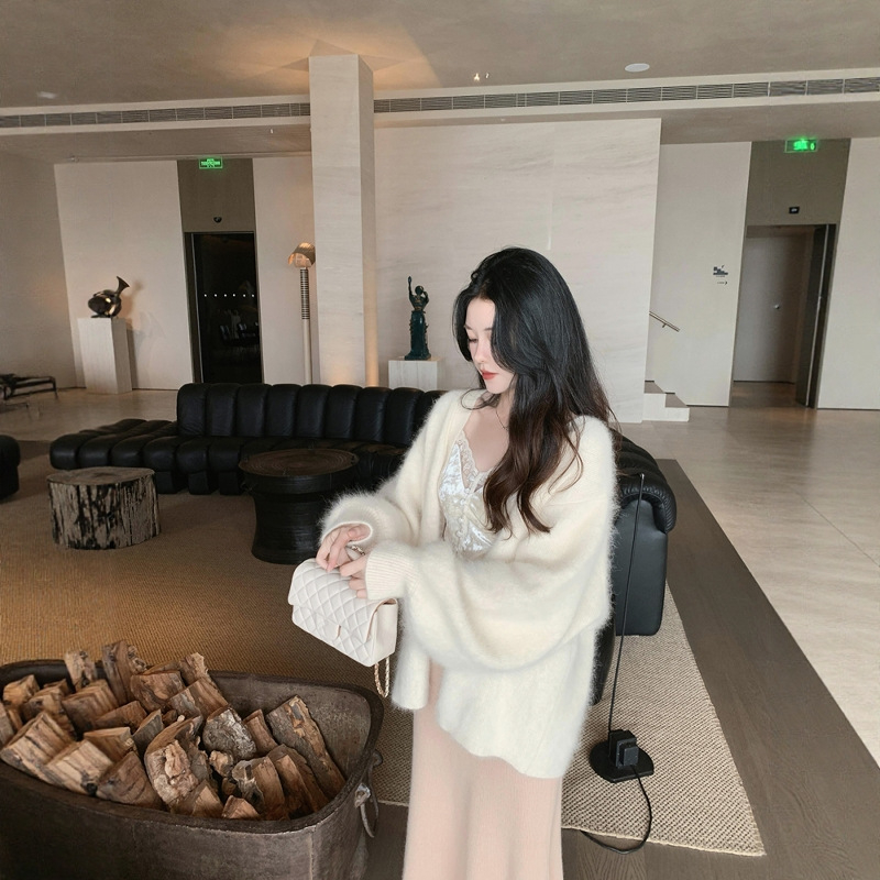 Ženski kardigan od imitacijskog mink velura - debeli pleteni materijal, srednja duljina, V-izrez, dugi rukavi, ležerni kroj