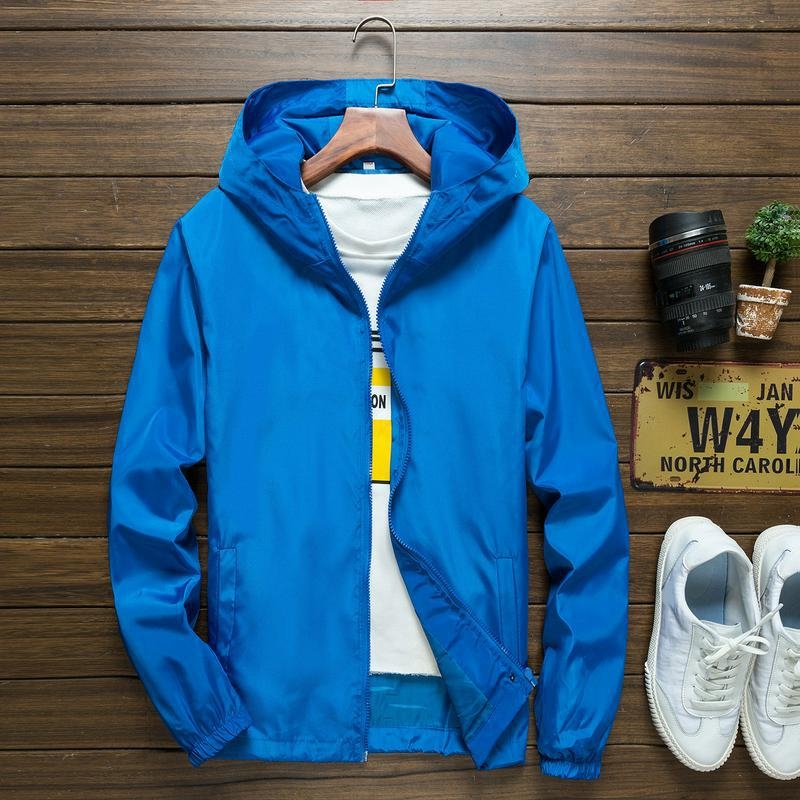 Tinejdžerska ljetna windbreaker jakna s kapuljom, tanak materijal, poliesterska smjesa kemijskih vlakana, bočni džepovi, casual stil
