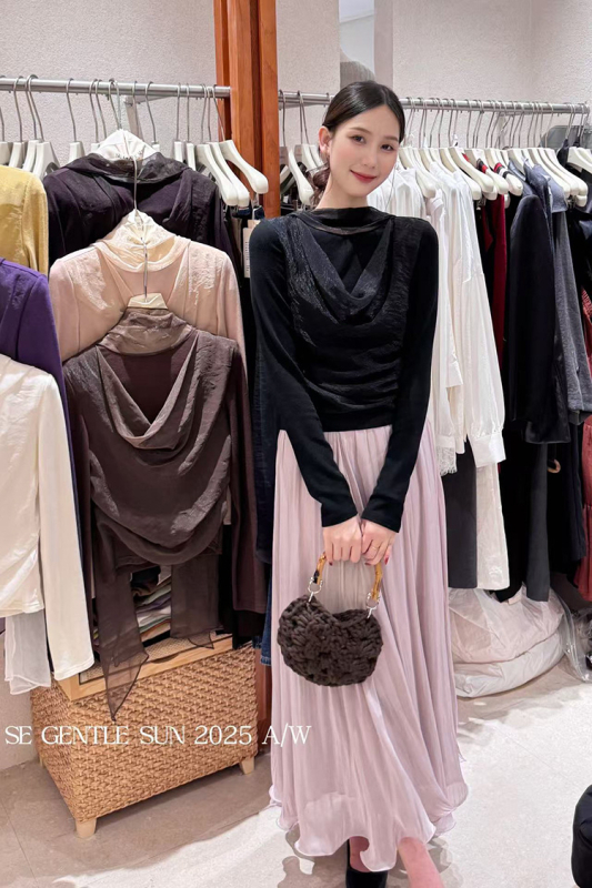 Poliesterski pleteni top s šifonskim ovratnikom, jednobojni uzorak, uski kroj, dugi rukavi