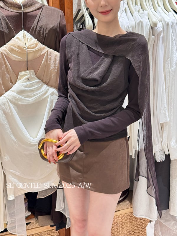 Poliesterski pleteni top s šifonskim ovratnikom, jednobojni uzorak, uski kroj, dugi rukavi