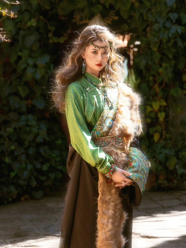 Ženska tibetanskog etničkog stila roba za pozornicu | Poliester 70–80% | Jesen 2023 | Yi Mei Fang