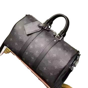 Putna torba cilindričnog oblika, od prave kože, prozračna i vodootporna; kapacitet 36–55 L; unutarnja podstava od platna; unisex; stil: novi nacionalni trend; pogodna za rekreativna putovanja.