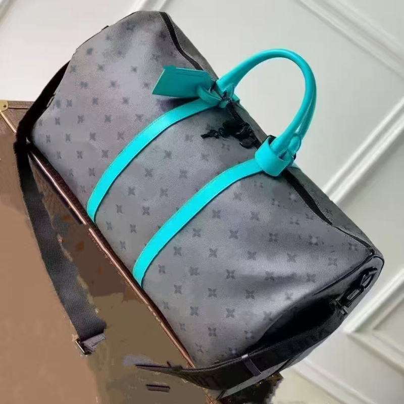 Putna torba cilindričnog oblika, od prave kože, prozračna i vodootporna; kapacitet 36–55 L; unutarnja podstava od platna; unisex; stil: novi nacionalni trend; pogodna za rekreativna putovanja.