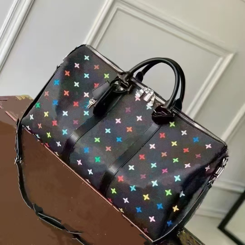 Putna torba cilindričnog oblika, od prave kože, prozračna i vodootporna; kapacitet 36–55 L; unutarnja podstava od platna; unisex; stil: novi nacionalni trend; pogodna za rekreativna putovanja.