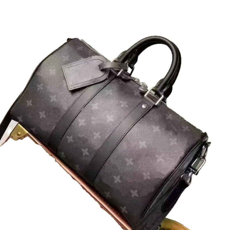 Putna torba cilindričnog oblika, od prave kože, prozračna i vodootporna; kapacitet 36–55 L; unutarnja podstava od platna; unisex; stil: novi nacionalni trend; pogodna za rekreativna putovanja.