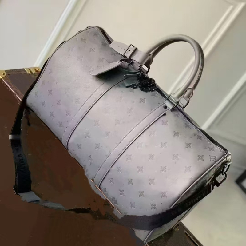 Putna torba cilindričnog oblika, od prave kože, prozračna i vodootporna; kapacitet 36–55 L; unutarnja podstava od platna; unisex; stil: novi nacionalni trend; pogodna za rekreativna putovanja.