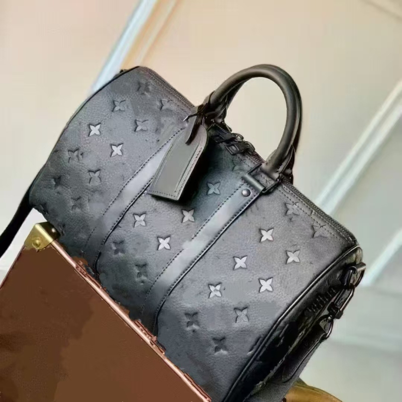 Putna torba cilindričnog oblika, od prave kože, prozračna i vodootporna; kapacitet 36–55 L; unutarnja podstava od platna; unisex; stil: novi nacionalni trend; pogodna za rekreativna putovanja.