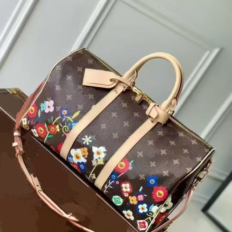 Putna torba cilindričnog oblika, od prave kože, prozračna i vodootporna; kapacitet 36–55 L; unutarnja podstava od platna; unisex; stil: novi nacionalni trend; pogodna za rekreativna putovanja.
